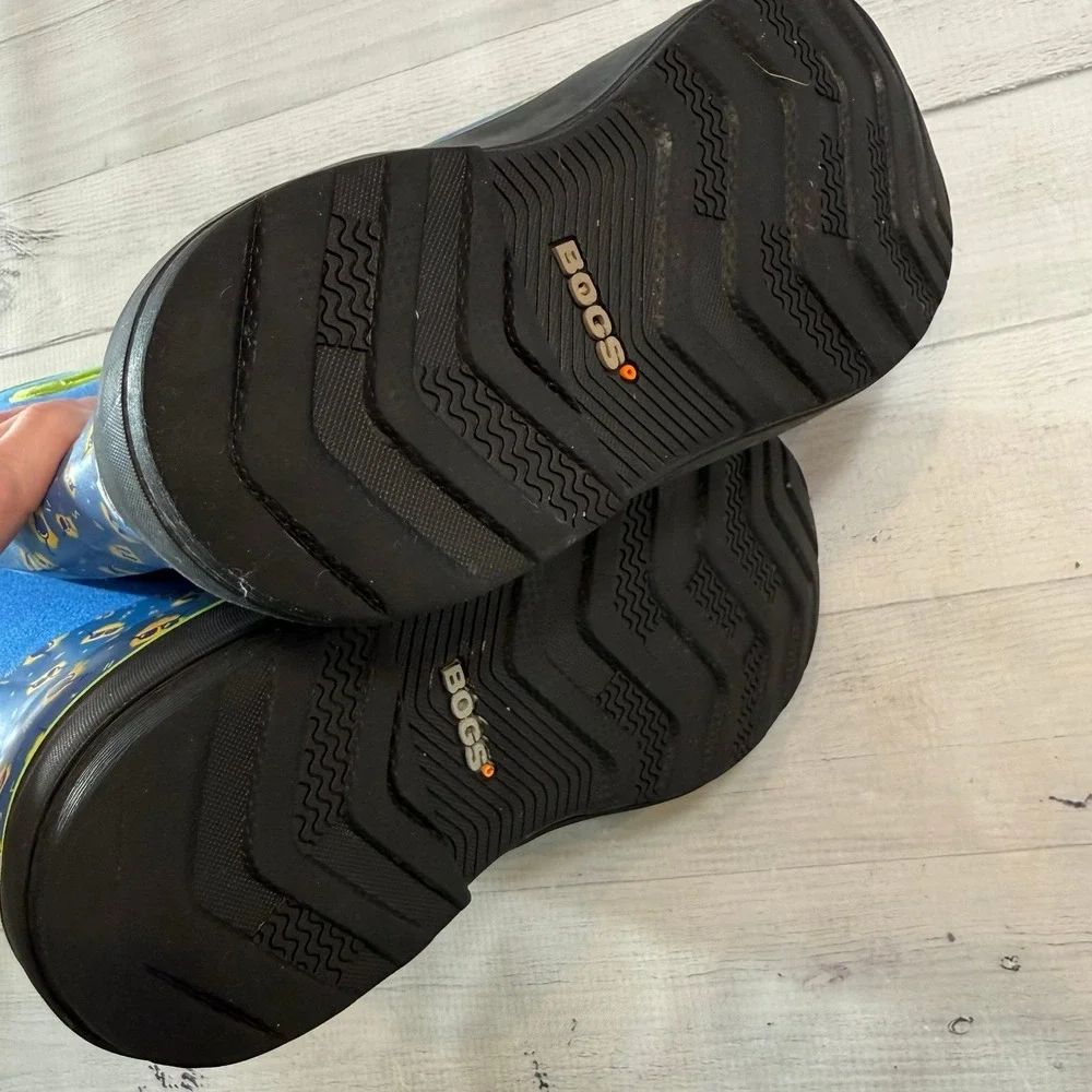 BOGS kids classic snow boots taco with sunglasses youth size 3‎